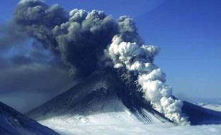 Photo transmise par l'Alaskan Volcano Observatory du volcan Pavlof en éruption en Alaska le 16 mai 2013.