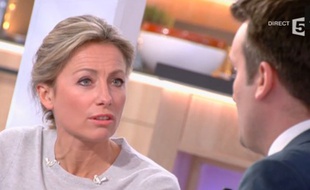 Anne-Sophie Lapix et Florian Philippot, la bonne ambiance dans «C à vous»