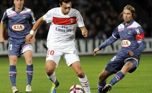 Le Parisien Nenê et le Bordelais Plasil, le 6 novembre 2011, à Chaban-Delmas.