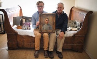 Patrice Retour et son cousin Hervé Graffe posent avec une peinture de leur grand-père Maurice retour mort en 1915 durant la Première Guerre mondiale.
