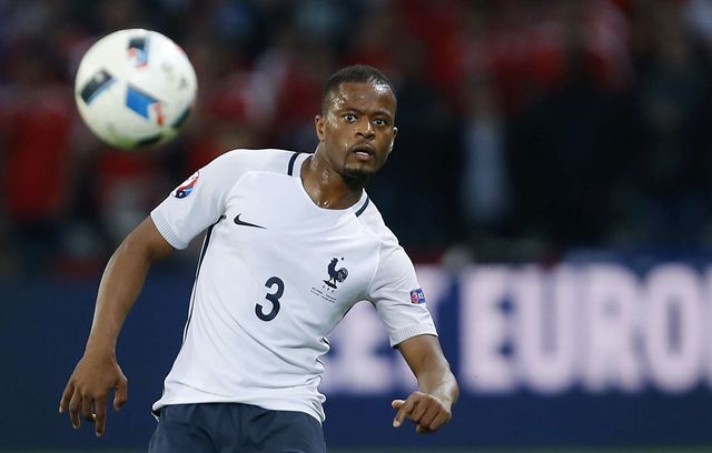 Pour reprendre son vieux gimmick, qui est également le titre de son autobiographie, Patrice Evra « doesn’t love this game ». L’ancien international français (81 sélections) a été condamné en 2024 à 12 mois d’emprisonnement avec sursis probatoire pendant deux ans, avec exécution provisoire, ainsi qu’à verser à son épouse 4.000 euros pour le préjudice moral et 2.000 euros pour les frais de procédure pour des faits d’abandon de famille. Les arriérés de pension alimentaire dus à son épouse s’élèvent à quasiment un million d’euros. Patrice Evra avait immédiatement fait appel, étant donné qu’il a « mis à disposition de sa femme un appartement, une maison avec piscine dans le sud de la France et qu’il lui a prêté quasiment deux millions d’euros pour son quotidien », expliquait alors son avocat au quotidien Le Parisien. Petit bonus, Patrice Evra avait été condamné par le tribunal de police de Paris, le 9 février 2023, à une amende de 1.000 euros pour injure homophobe en marge du match de Ligue des champions entre le PSG et son ancien club, Manchester United, en 2019.