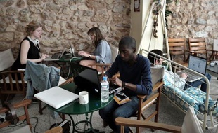 Khalid se sent "chez lui" dans les rues d'Athènes où il vient pour la première fois, Sheila discerne des "signes encourageants" de reprise économique en Grèce, mais Clémence s'avoue "terrassée" par "l'impact humain de la crise".