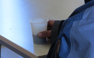 Un SDF prend un café dans