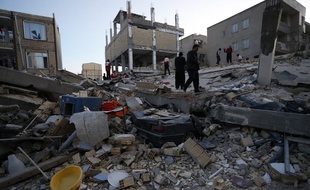 Des habitants et des personnels de secours organisent les recherches à Sarpol-e Zahab dans la province iranienne de Kermanshah