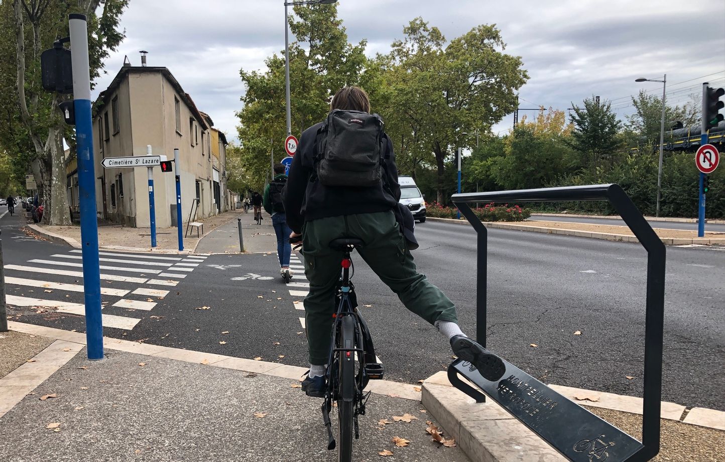 Velo C est quoi ces repose pieds pour les cyclistes testes a Montpellier