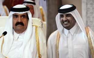 A gauche, l'ex-émir du Qatar Hamad ben Khalifa al-Thani ; à droite son successeur et propre fils, Tamim ben Hamad al-Thani.