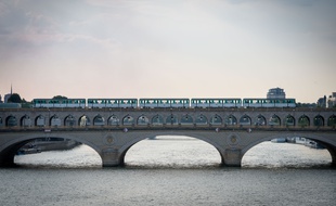 Le 16 juillet 2018, à Paris. Un métro de la ligne 6 circule sur le pont de Bercy, en début de soirée.