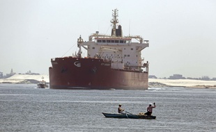 Un cargo maltais sur le canal de Suez, en Egypte, en août 2014.