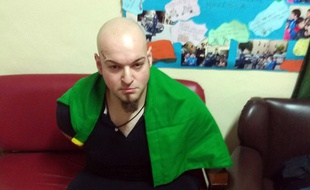Luca Traini pris en photo, lors de son arrestation, par les policiers italiens. Il a été condamné à 12 ans de prison pour une fusillade raciste.