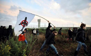 Les avocats des principales associations d'opposants à l'aéroport de Notre-Dame-des-Landes, près de Nantes, ont déposé lundi au tribunal administratif de nouveaux recours contre les arrêtés préfectoraux du 20 décembre autorisant le début des travaux, a constaté l'AFP.