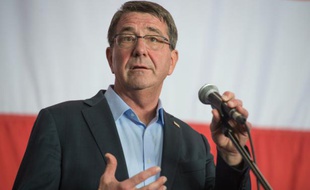 Le secrétaire américain à la Défense Ashton Carter à bord de l'USS Théodore Roosevelt le 5 novembre 2015