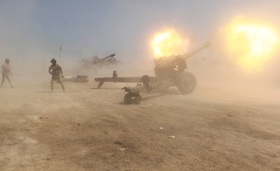 Les forces irakiennes font feu en direction des positions de Daesh dans le district de Garma, à l'ouest de la capitale irakienne Bagdad, le 20 avril. Les forces pro-gouvernementales affirment avoir progressé sur les zones détenues par les djihadistes islamistes.