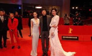 Les actrices Gwei Lun Mei et Ni Jingyang et le réalisateur Diao Yinan sur le tapis rouge le la 64e Berlinale, le 12 février 2014.
/AVENTURIER_1412.05/Credit:A