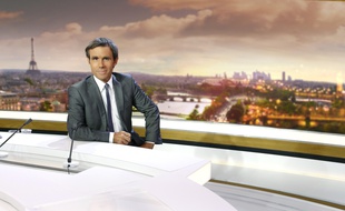 David Pujadas, sur le plateau du JT de 20h de France 2.