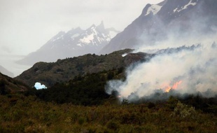 Plus de 23.000 hectares de forêt ont été détruits, des maisons brûlées et une personne tuée au Chili par une série d'incendies aggravés par un début d'été sec et chaud, même si le feu le plus important, dans un parc de Patagonie, était en passe d'être contrôlé lundi.