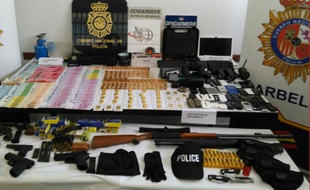 Photo diffusée le 15 septembre 2015 des saisies réalisées par la police espagnole après l'arrestation de ravisseurs à Marbella