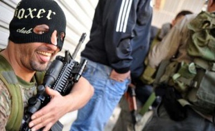 Tirs de joie et défilés de victoire, les combattants de l'opposition menée par le puissant Hezbollah paradaient vendredi, à moto ou entassés dans des jeeps, dans les quartiers déserts de l'ouest de Beyrouth.