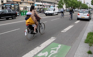 Des cyclistes dans les rues de Paris.