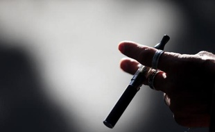 Environ dix millions de Français, soit près d'un Français sur cinq, ont déjà testé la cigarette électronique, selon une enquête Ipsos réalisée pour Clopinette, le leader sur le marché en France, et publiée lundi.