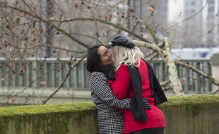 Un couple de femmes s'embrasse sur le Pont de Bir-Hakeim à Paris, le 14 février 2018. 