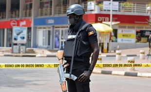 Un policier sur les lieux du double attentat dans la capitale de l'Ouganda, à Kampala le 16 novembre 2021.