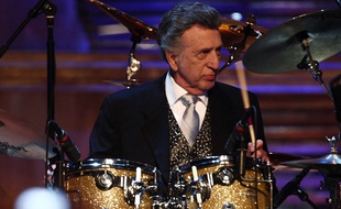 DJ Fontana en concert à Cleveland (Ohio), en avril 2009.