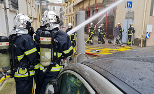 Un impressionnant feu d'entrepôt s'est déclenché à Nice, le 9 mars 2021 à la mi-journée