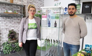 Eloïse Masselot et Anthony Salgado tienent une franchise à Annœullin, laquelle propose du cannabidiol.