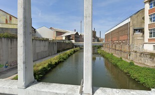 La rivière Sambre lors de son passage devant l'usine Tata Steel, à Louvroil, dans le Nord.