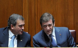 Le numéro deux du gouvernement portugais se retrouve au centre d'une affaire complexe qui mêle espionnage, conflits d'intérêt, menaces contre la presse et risque de briser sa carrière après avoir emporté celle d'un de ses collaborateurs.