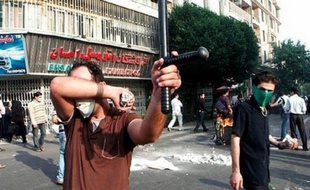 Un protestant lors d'une marche dans Téhéran le 20 juin 2009