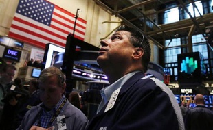 Après une semaine hésitante sans grandes nouvelles à digérer, la Bourse de New York, revenue de ses derniers records, surveille désormais l'épée de damoclès budgétaire qui menace de s'abattre sur le gouvernement américain.