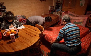 Portrait d'une famille d'origine tunisienne hébergée dans une pièce de 10 m2 avec 3 enfants, à Paris le 30 janvier 2013.