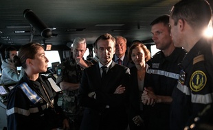 Emmanuel Macron et la ministre des Armées, Florence Parly, arrivent à bord du porte-avion Charles de Gaulle à Toulon, le 14 novembre 2018.
