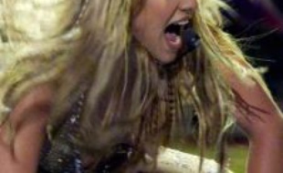 Véritable show girl, elle enchaîne les tubes et devient rapidement la chanteuse la mieux payée au monde.