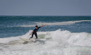 Bythewave a développé un boîtier connecté pour aider les surfeurs débutants.