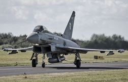 La Russie s’offusque, le Royaume-Uni imite la France avec ses avions