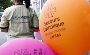 Pibreac, le 18 novembre 2012. Des ballos de u secours catholique à l'oiccasion d'un défilé de mode organisé par l'association dans une salle polyvalente.