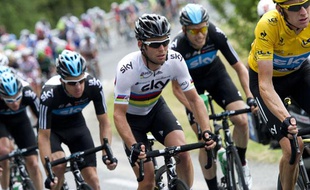 Le maillot jaune du Tour de France Bradley Wiggins devant le sprinteur de la Sky Mark Cavendish, le 20 juin 2012, à Brive.