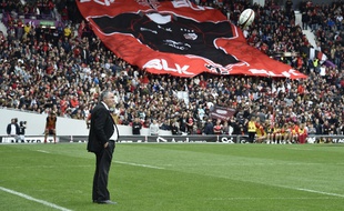 Le président du Stade Toulousain Jean-René Bouscatel devant une tribune du Stadium de Toulouse lors du match de Top 14 contre le Racing 92, le 17 avril 2016.