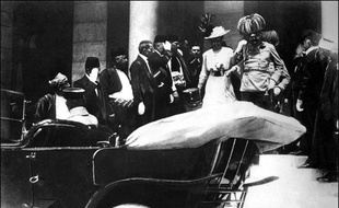 L'archiduc François-Ferdinand et son épouse, quelques minutes avant leur assassinat, le 28 juin 1914, à Sarajevo (Bosnie-Herzégovine).