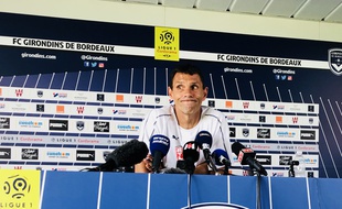 Gustavo Poyet s'inquiète de la situation extra-sportive du club.