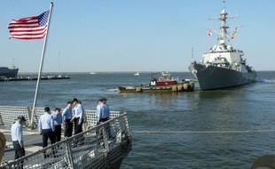 Un destroyer lance-missiles américain est entré en collision dimanche avec un pétrolier japonais près du détroit d'Ormuz, a annoncé la Vème Flotte américaine, basée à Bahreïn, sans faire état de victime.