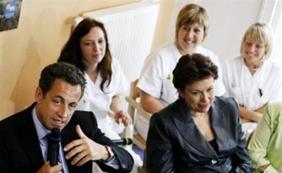 Nicolas Sarkozy présente jeudi à Neufchâteau (Vosges) les grandes orientations de la réforme de l'hôpital, qui doit permettre une "recomposition" du paysage hospitalier et faire des directeurs d'hôpitaux les "patrons" de leurs établissements.