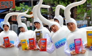 De jeunes Coréens déguisés en spermatozoïdes distribuent des préservatifs lors d'une opération publicitaire pour la marque Durex, Séoul, le 24 juin 2008.