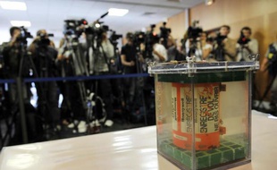 La boite du vol AF447 Rio-Paris présentée le 12 mai 2011 aux journalistes au Bourget