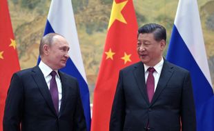 Le président chinois Xi Jinping va rencontrer son allié Vladimir Poutine à Moscou lundi 20 mars, pour une visite de trois jours. 