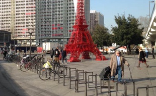La Tour Eiffel en chaises de Bistrot présentée du 19 mars au 2 avril lors de Lyon City Design.