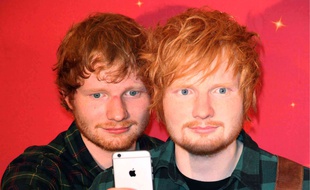 Ed Sheeran pose avec sa statue de cire, dévoilée le 28 mai 2015 au musée Madame Tussauds de New York