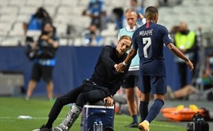 Kylian Mbappé félicité par Tuchel à sa sortie contre Leipzig.
